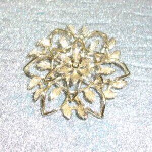 JLR-80 VINTAGE SARA COVENTRY GOLDTONE FLOWER BROOCH